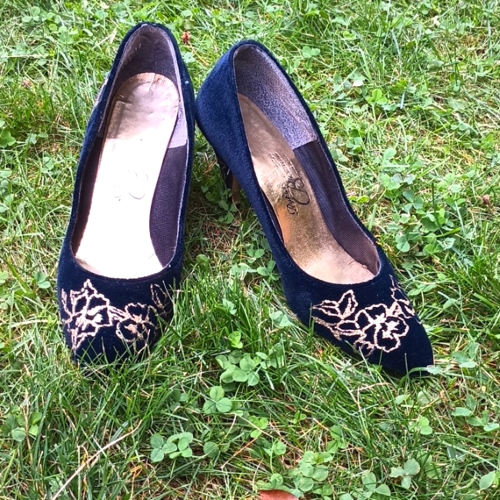 A used pair of Rafael Blantini's, they are a size 6